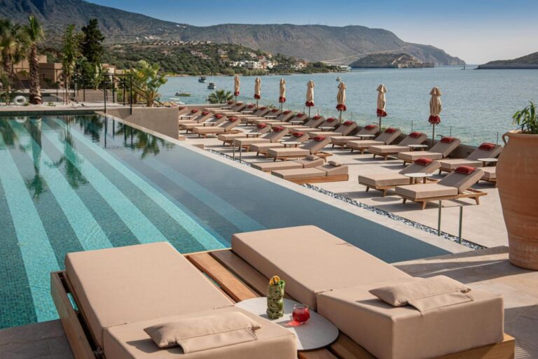 Enorme Infinity Elounda – piscina infinity exterioară cu vedere spre golful Elounda
