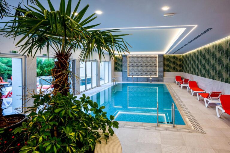 Hotel Carolin – piscina interioară cu șezlonguri, în Călimănești