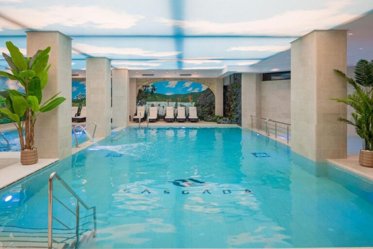 Hotel Cascada Băile Olănești – piscina interioară încălzită, deschisă tot anul