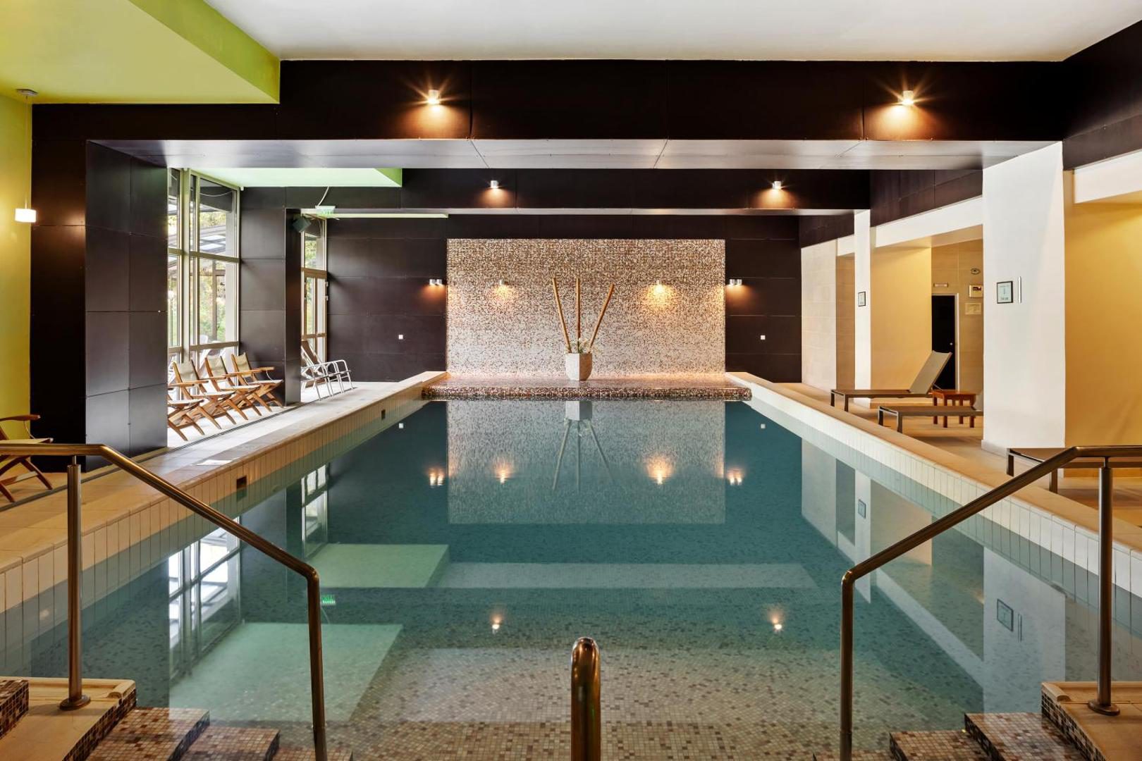 Hotel Clermont – piscina interioară încălzită, cu șezlonguri pe margine