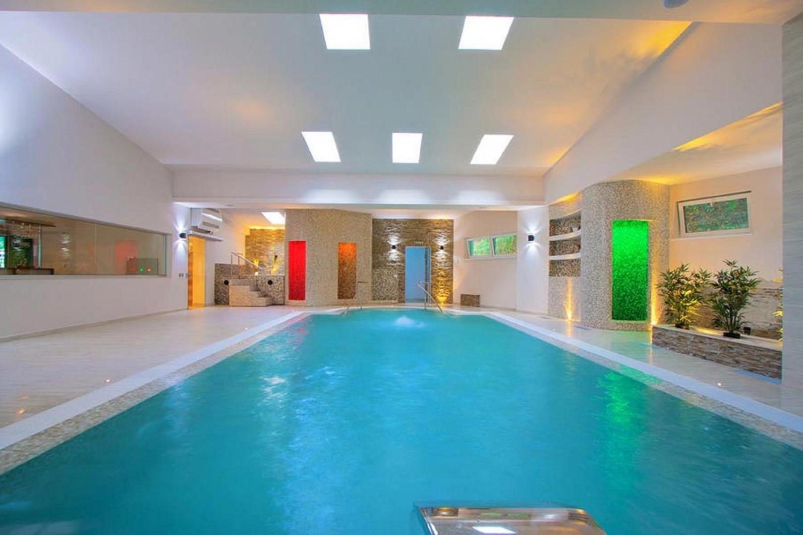 Hotel Orizont Cozia – piscina interioară încălzită, vedere pe lungimea bazinului