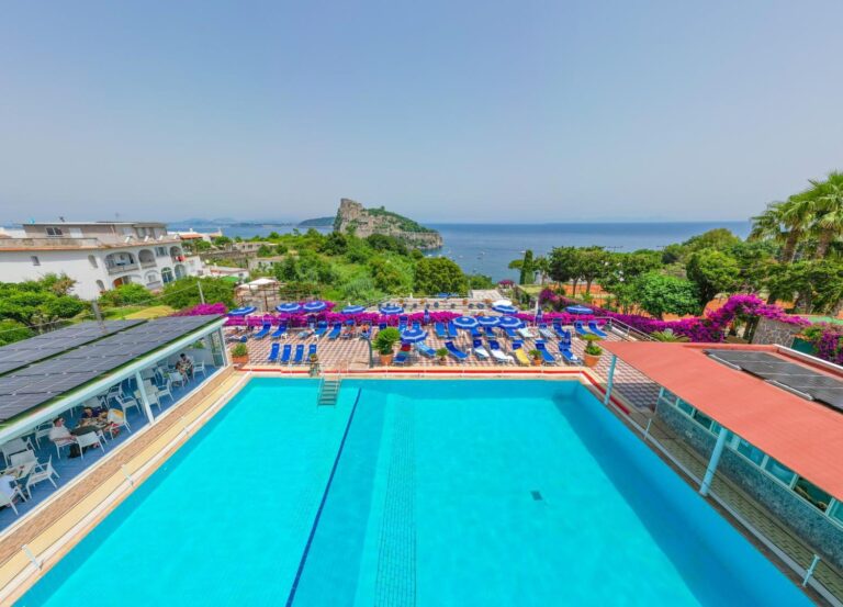 Hotel Parco Cartaromana – piscina exterioară cu vedere spre Castelul Aragonez
