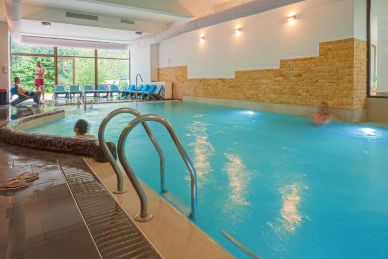 Hotel TISA – piscina interioară încălzită, cu ferestre spre pădure