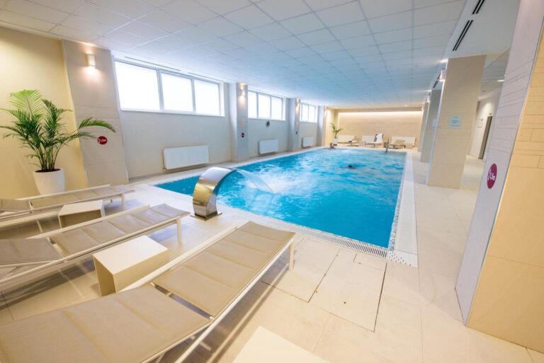 Hotel TTS Spa&Wellness Covasna – piscină interioară cu cascadă și șezlonguri
