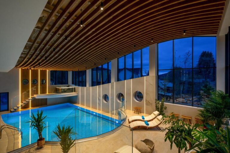 Hotel Valedor Boutique & Spa – piscina interioară cu vedere spre munte