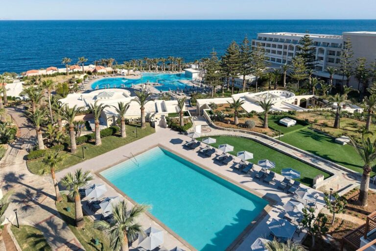 Iberostar Waves Creta Panorama & Mare – piscina exterioară și complexul la malul Mării Egee