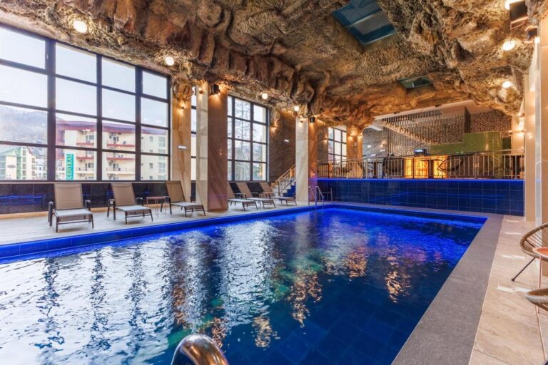 Imperial Hotel&Spa Băile Olănești – piscina interioară încălzită, cu ferestre panoramice spre stațiune