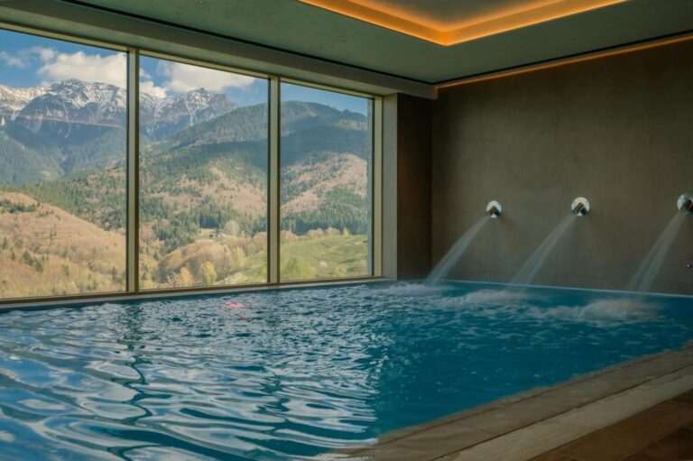 Matca Hotel Relais & Châteaux – piscina interioară încălzită, cu vedere la munte