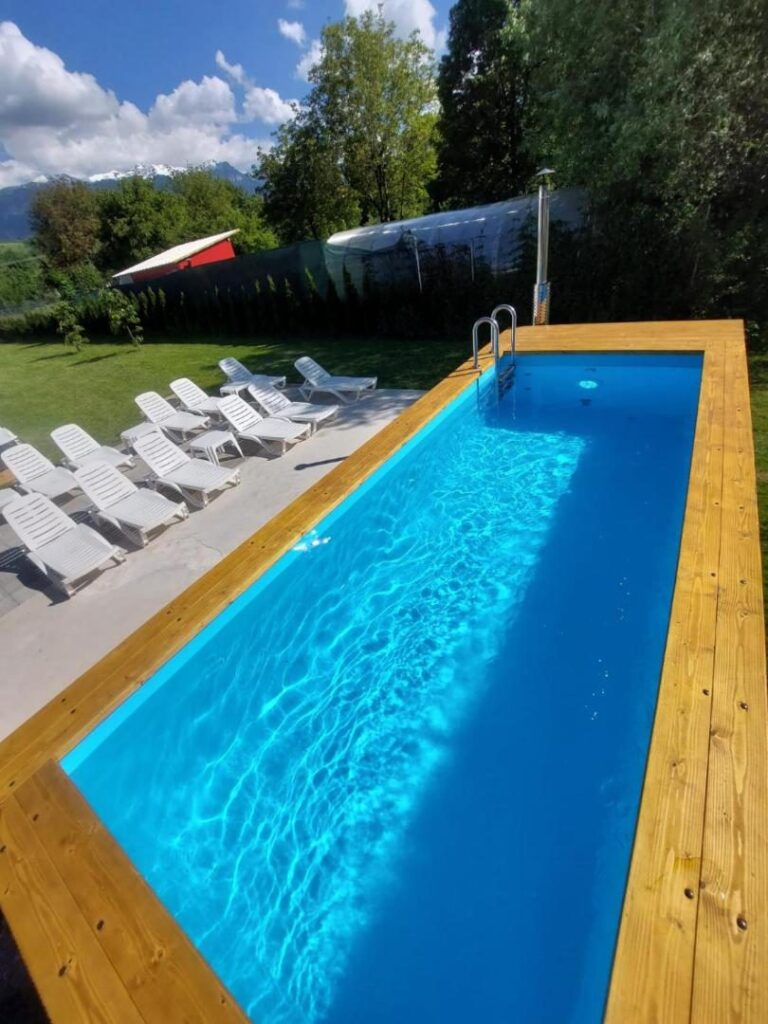 New Wolf – piscina exterioară încălzită, cu șezlonguri și vedere spre munți