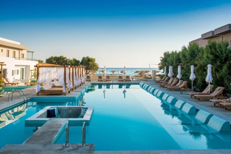 Paralos Lifestyle Beach – piscina principală în aer liber, cu cabane și vedere spre mare
