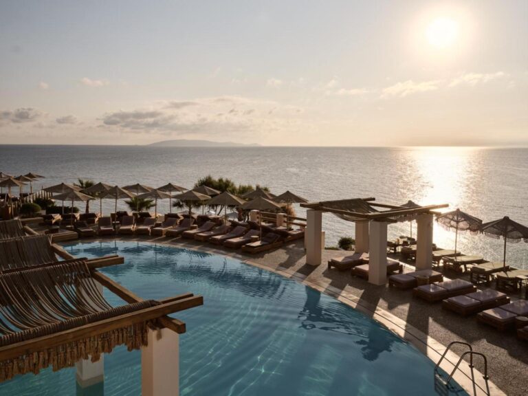 Seaside A Lifestyle Resort – piscina exterioară cu vedere la mare, la asfințit