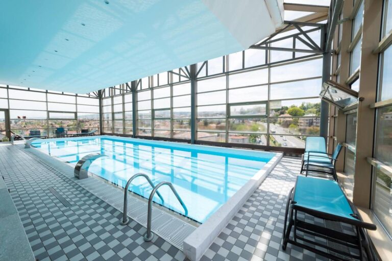 Wyndham Cluj – piscina interioară de pe acoperiș, sub pavilionul de sticlă