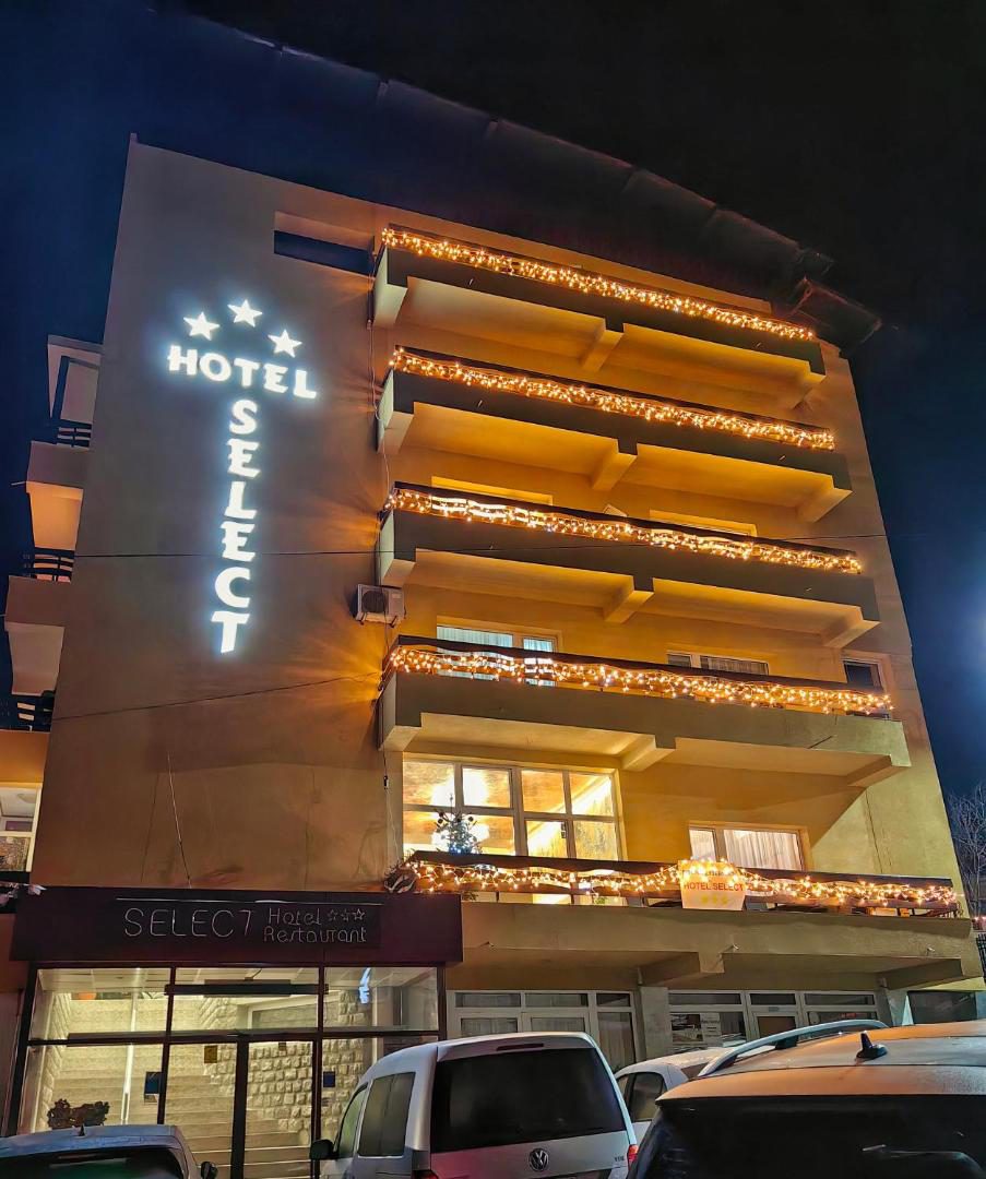 Hotel Select Băile Olănești – fațada hotelului seara Hotel Select Băile Olănești – fațada hotelului seara