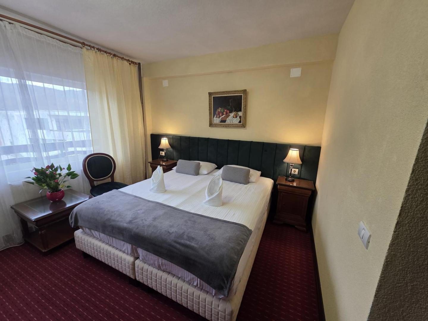 Hotel Select Băile Olănești – cameră cu pat matrimonial Hotel Select Băile Olănești – cameră cu pat matrimonial