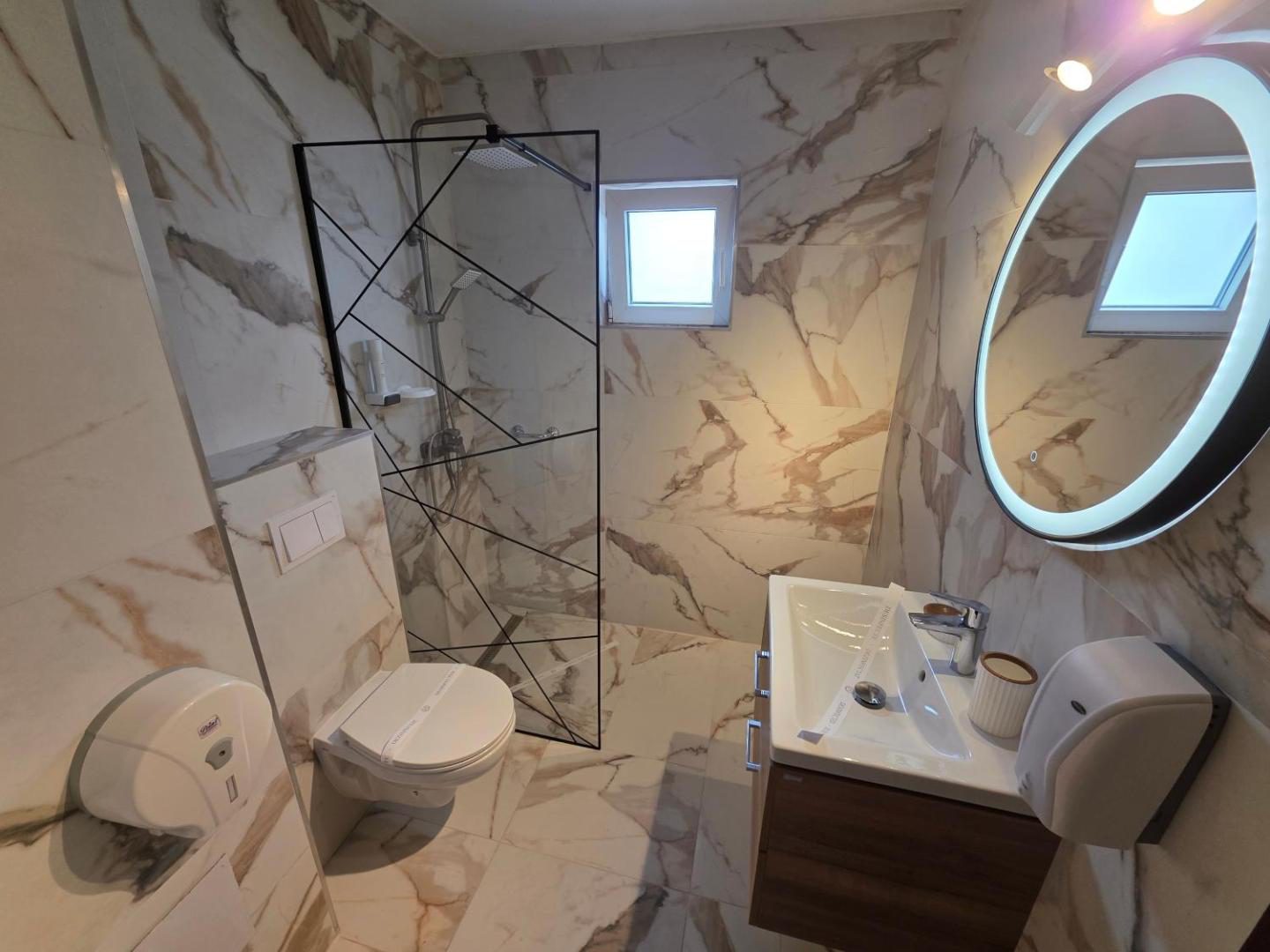 Hotel Select Băile Olănești – baie cu duș Hotel Select Băile Olănești – baie cu duș