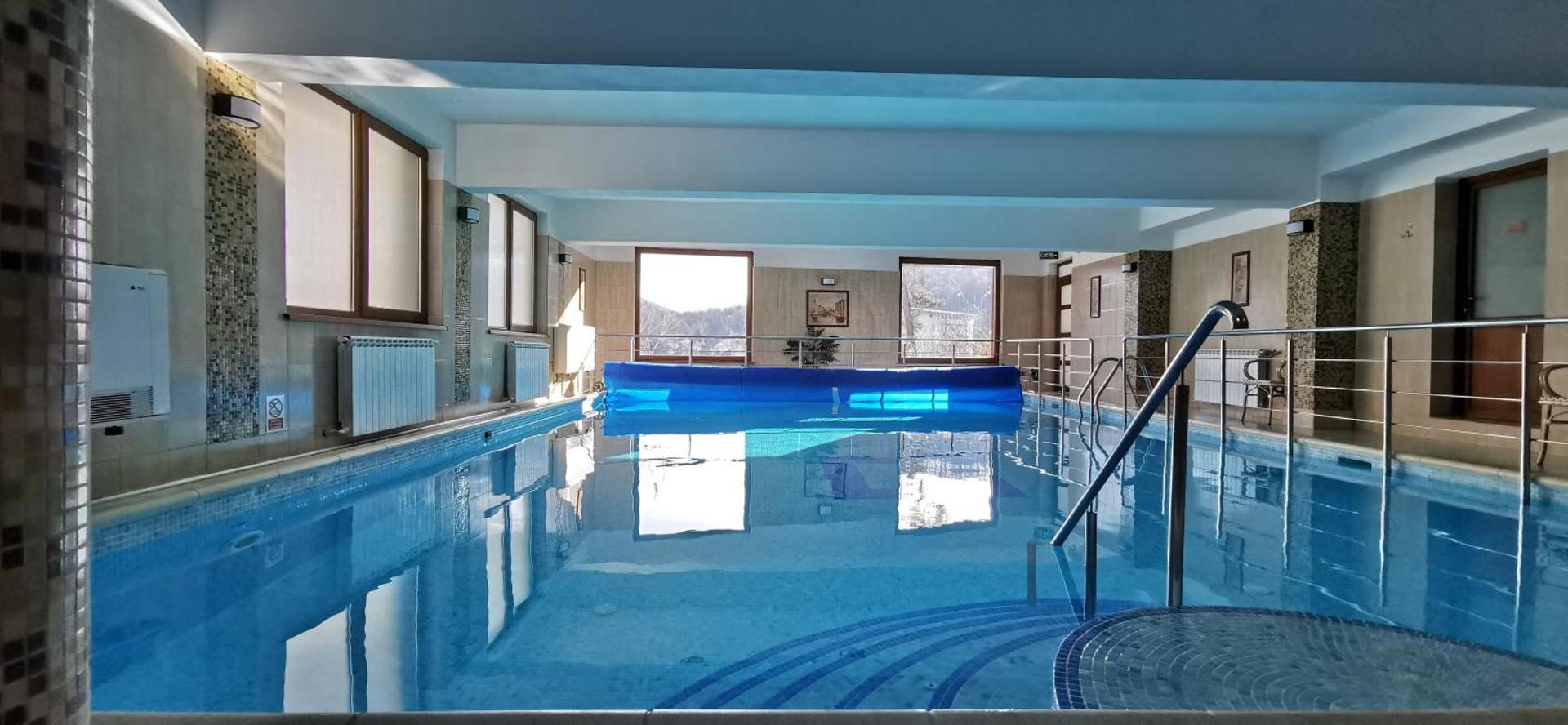 Piscina interioară de la Hotel Suprem, Băile Olănești Piscina interioară de la Hotel Suprem, Băile Olănești