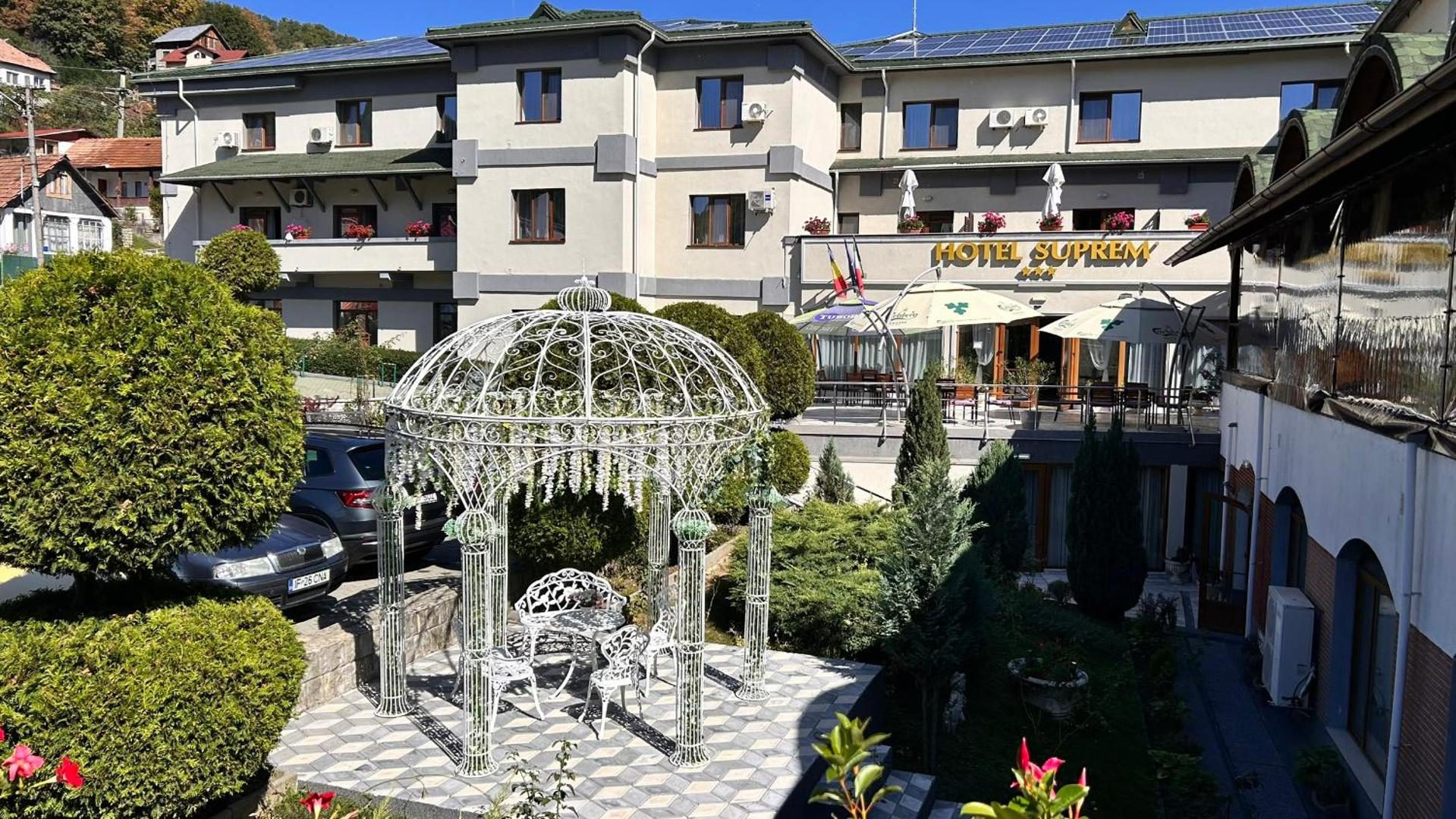 Hotel Suprem – clădirea hotelului și grădina cu foișor Hotel Suprem – clădirea hotelului și grădina cu foișor