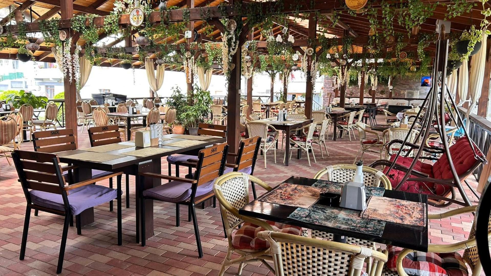 Terasa restaurantului Hotel Suprem, sub pergolă Terasa restaurantului Hotel Suprem, sub pergolă