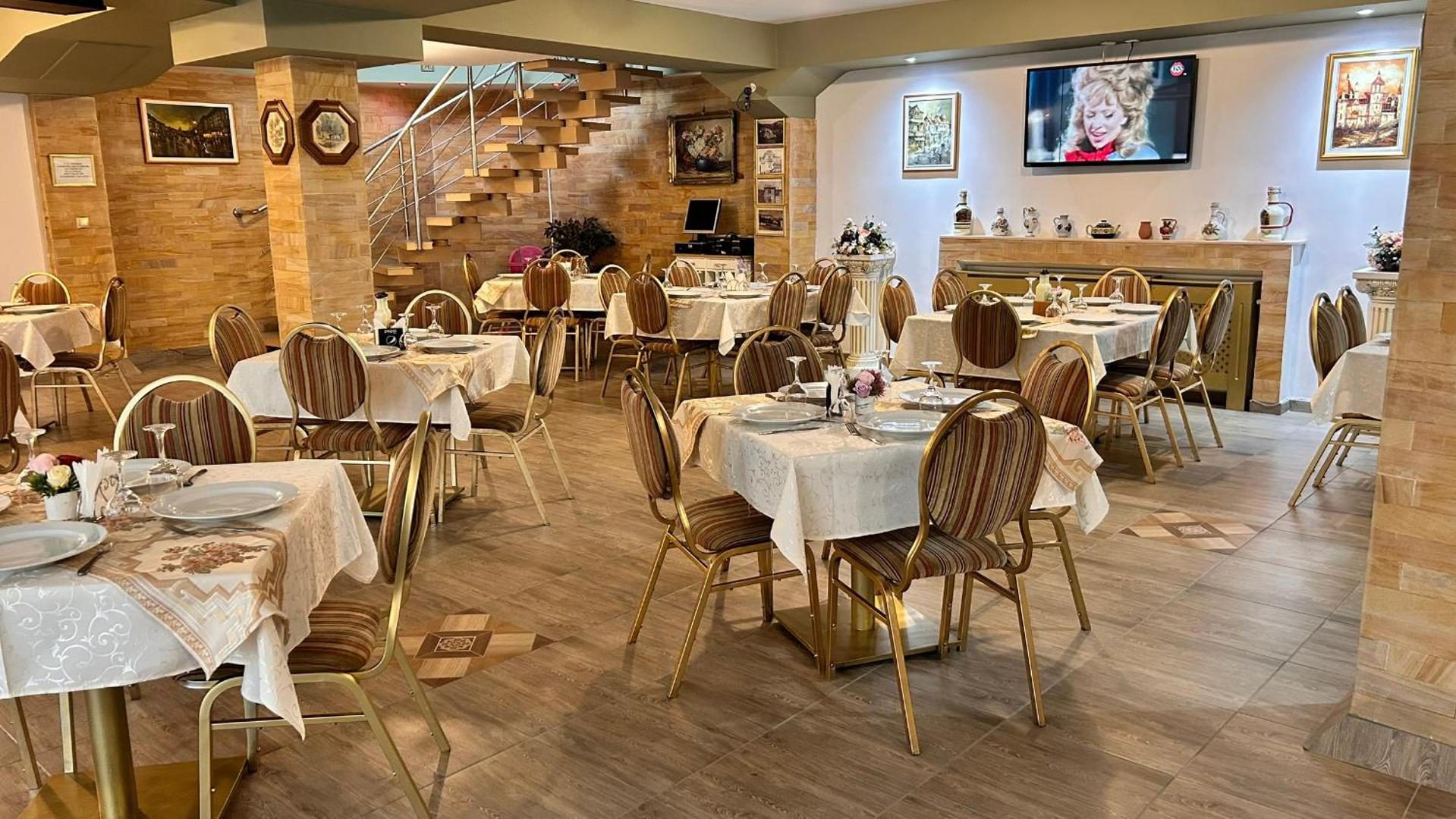 Restaurantul Hotelului Suprem din Băile Olănești Restaurantul Hotelului Suprem din Băile Olănești