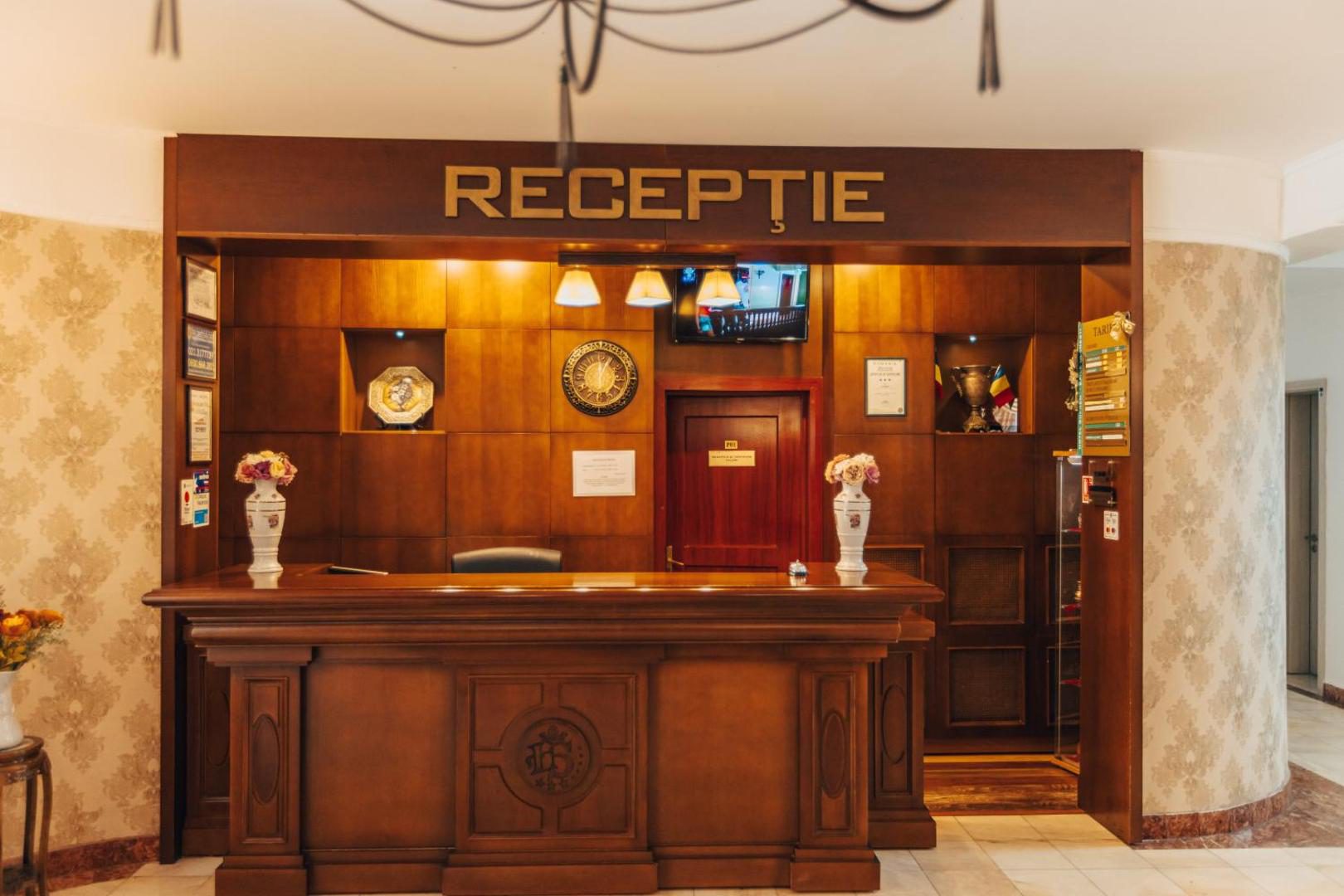 Recepția Hotelului Suprem Recepția Hotelului Suprem