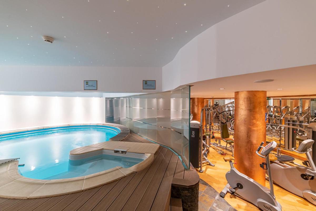 Lux Garden Hotel – piscina interioară și sala de fitness alăturată Lux Garden Hotel – piscina interioară și sala de fitness alăturată