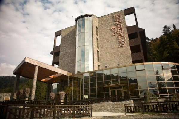 Lux Garden Hotel – fațada de sticlă a hotelului din Azuga Lux Garden Hotel – fațada de sticlă a hotelului din Azuga