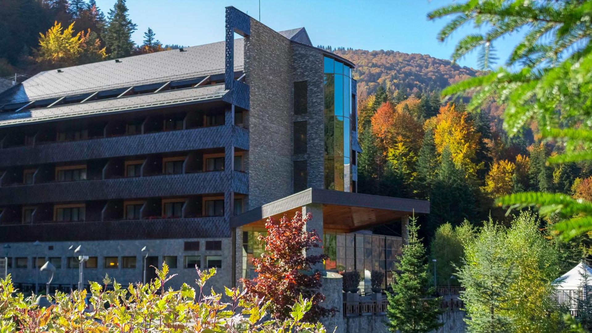 Lux Garden Hotel – hotelul și Munții Bucegi toamna Lux Garden Hotel – hotelul și Munții Bucegi toamna