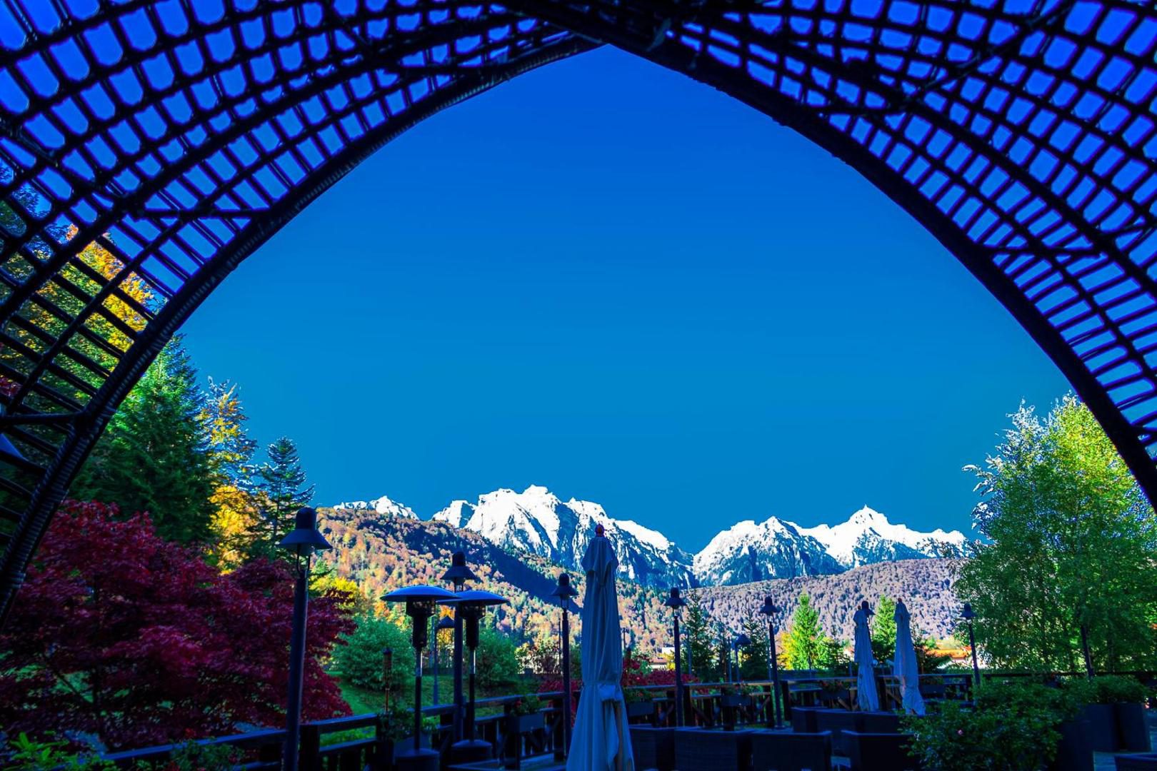 Lux Garden Hotel – vedere spre munții înzăpeziți prin arcada de sticlă Lux Garden Hotel – vedere spre munții înzăpeziți prin arcada de sticlă