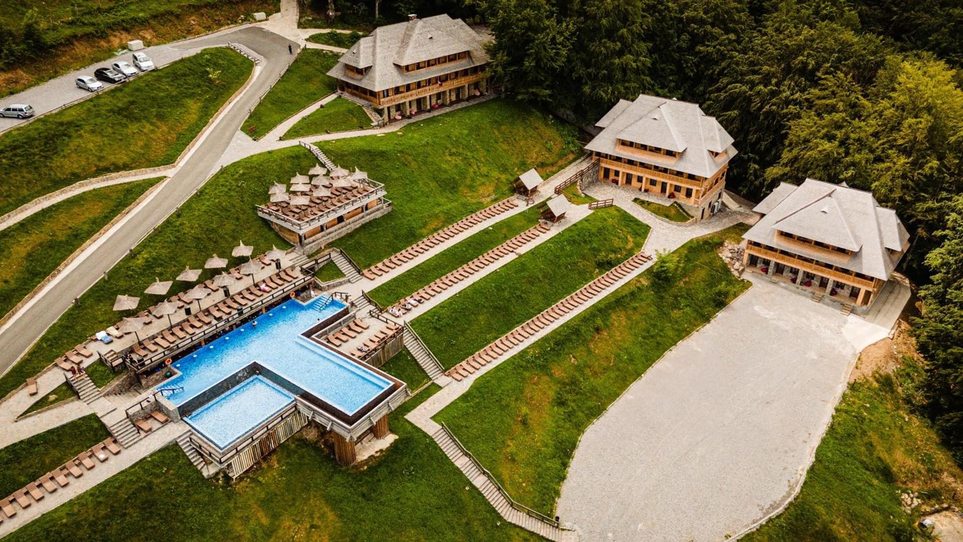 Pensiunea Pă Coastă - ansamblul pensiunii văzut de sus Pensiunea Pă Coastă - ansamblul pensiunii văzut de sus