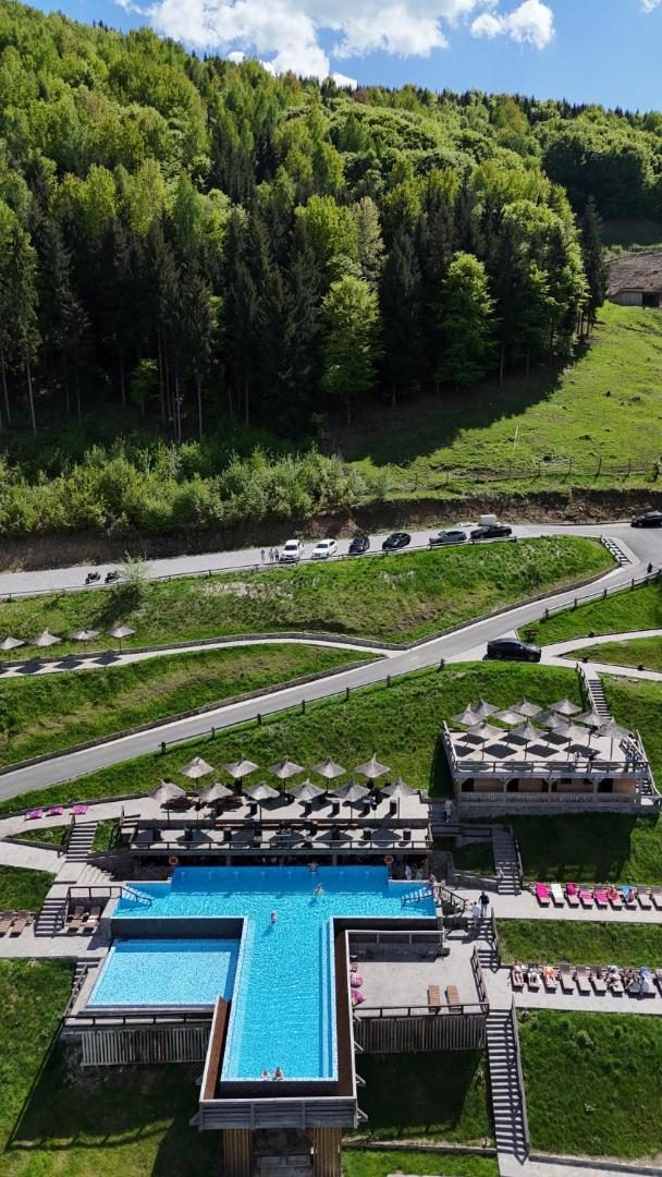 Pensiunea Pă Coastă - piscinele și zona cu șezlonguri Pensiunea Pă Coastă - piscinele și zona cu șezlonguri