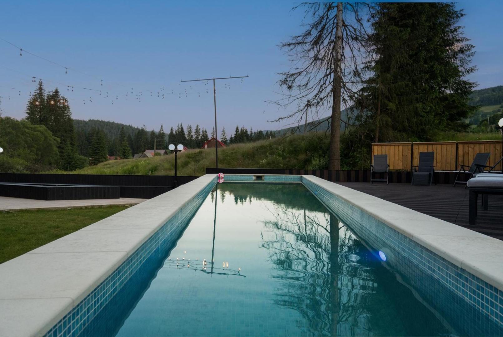 Transylvania House – piscina exterioară cu vedere spre munții Apuseni Transylvania House – piscina exterioară cu vedere spre munții Apuseni