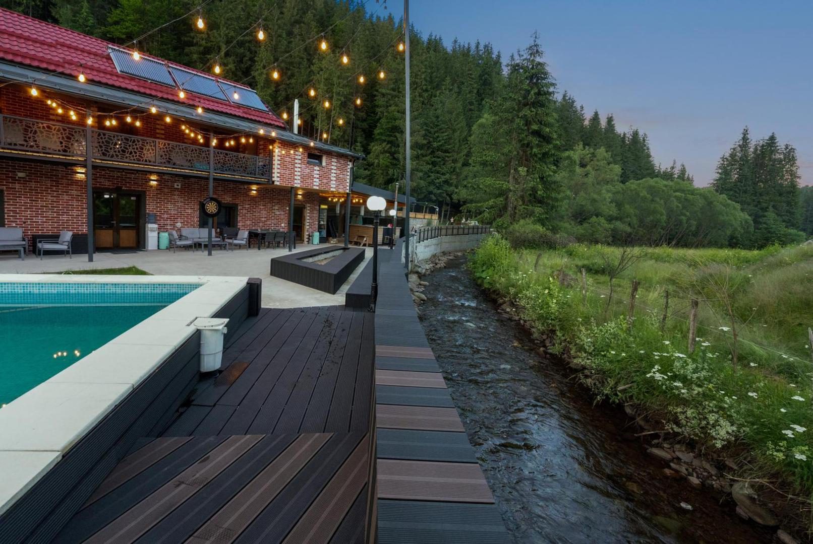 Transylvania House – terasa de lemn cu șezlonguri, la marginea piscinei Transylvania House – terasa de lemn cu șezlonguri, la marginea piscinei