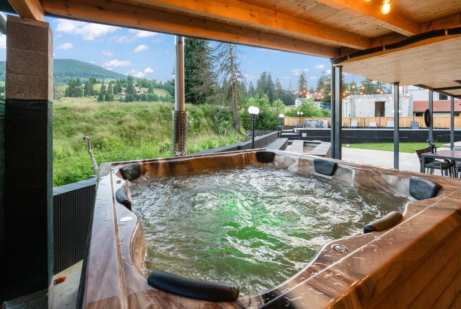 Transylvania House – cadă cu hidromasaj acoperită, cu vedere la munte Transylvania House – cadă cu hidromasaj acoperită, cu vedere la munte