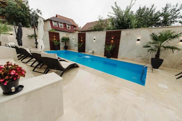 Boutique Damiani – piscina exterioară cu șir de șezlonguri pe margine