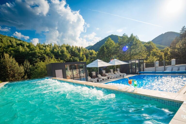 Carpentiere Arena Hotel & SPA – cele două piscine exterioare încălzite, cu umbrele și șezlonguri