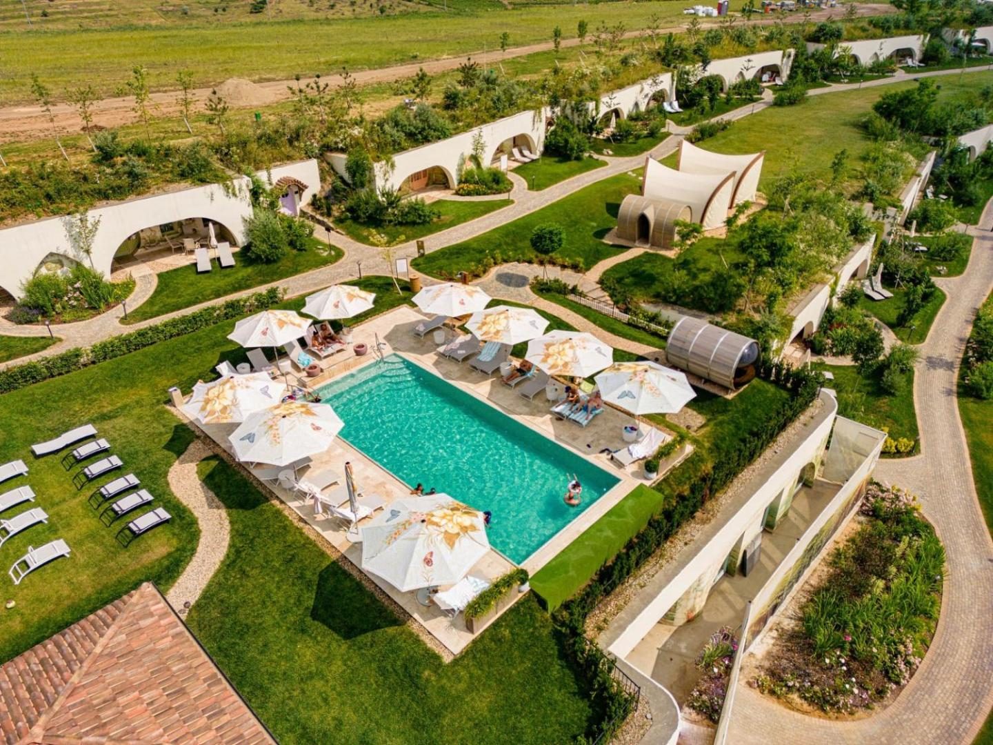 Casa Timiș - Wellness & Spa Resort - piscina infinity înconjurată de grădină Casa Timiș - Wellness & Spa Resort - piscina infinity înconjurată de grădină
