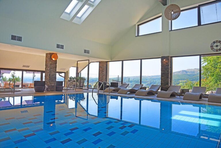 Complex Turistic Creanga Resort & Spa – piscina interioară încălzită, cu ferestre spre dealurile din jur