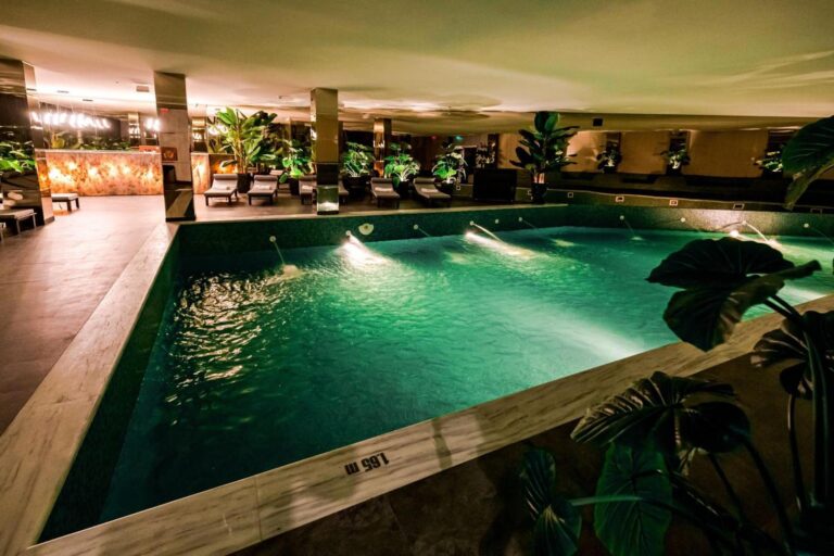 Hermanns Hotel & Spa Sibiu – piscina interioară cu jeturi și șezlonguri