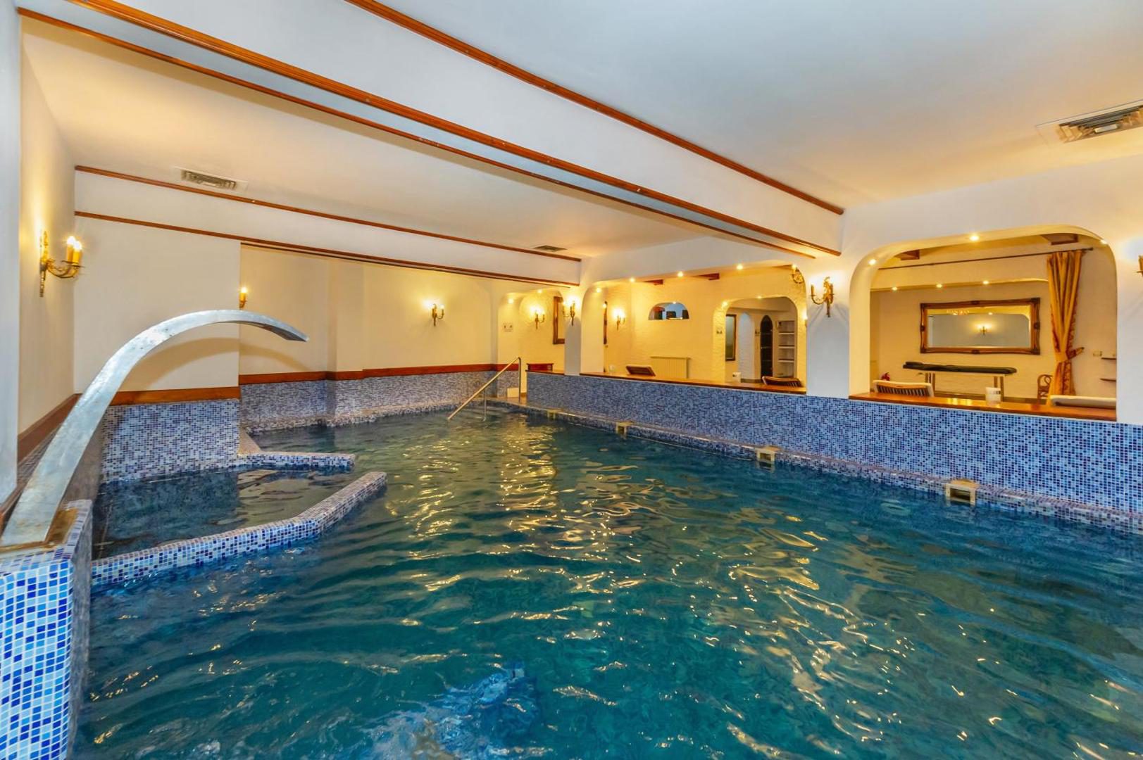 Împăratul Romanilor – piscina interioară încălzită, cu bazin placat cu mozaic albastru