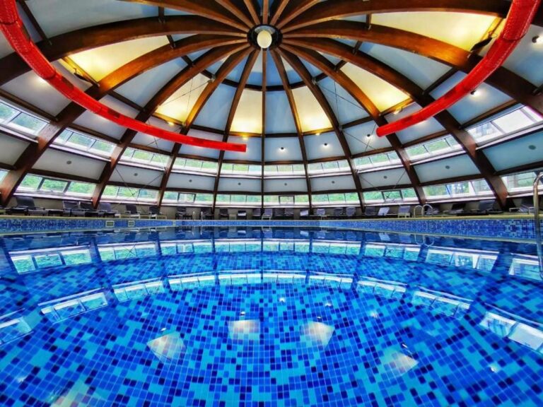 Hotel Perla Slănic Moldova – piscina interioară sub cupola vitrată