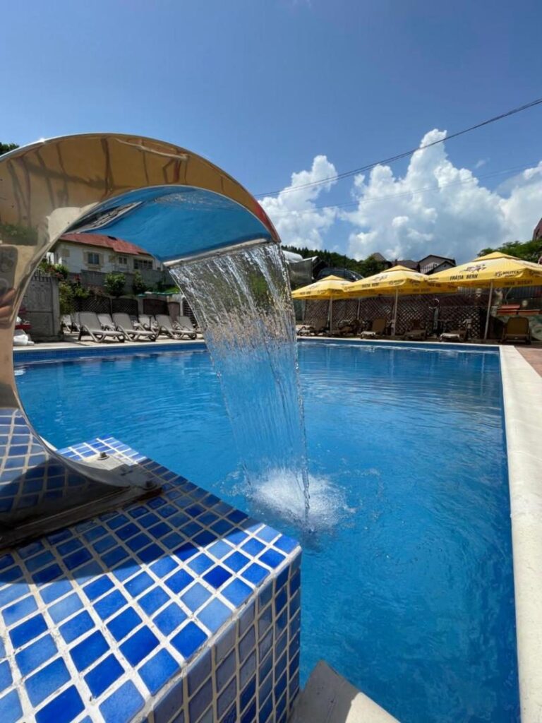 Hotel Select Băile Olănești – piscina exterioară încălzită cu duș-cascadă