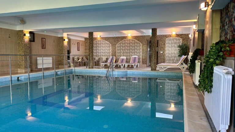 Hotel Suprem – piscina interioară încălzită, cu șezlonguri