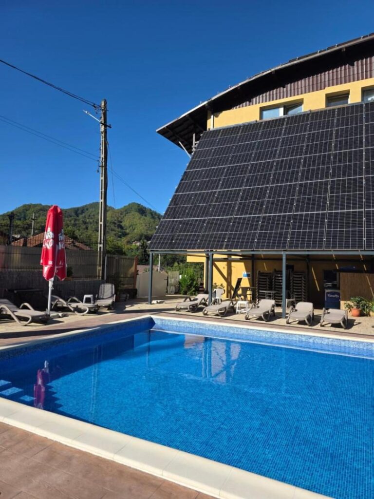 Hotel Trei Brazi – piscina exterioară încălzită, cu șezlonguri