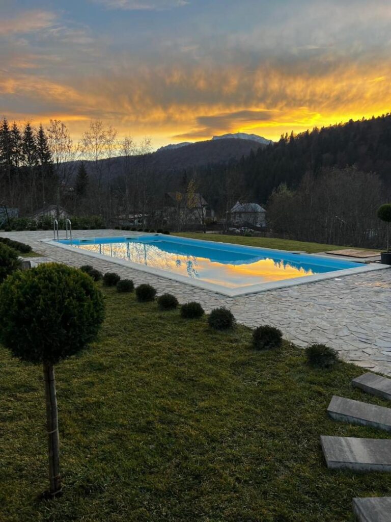 Infinity Villa – piscina exterioară cu vedere spre munți, la apus