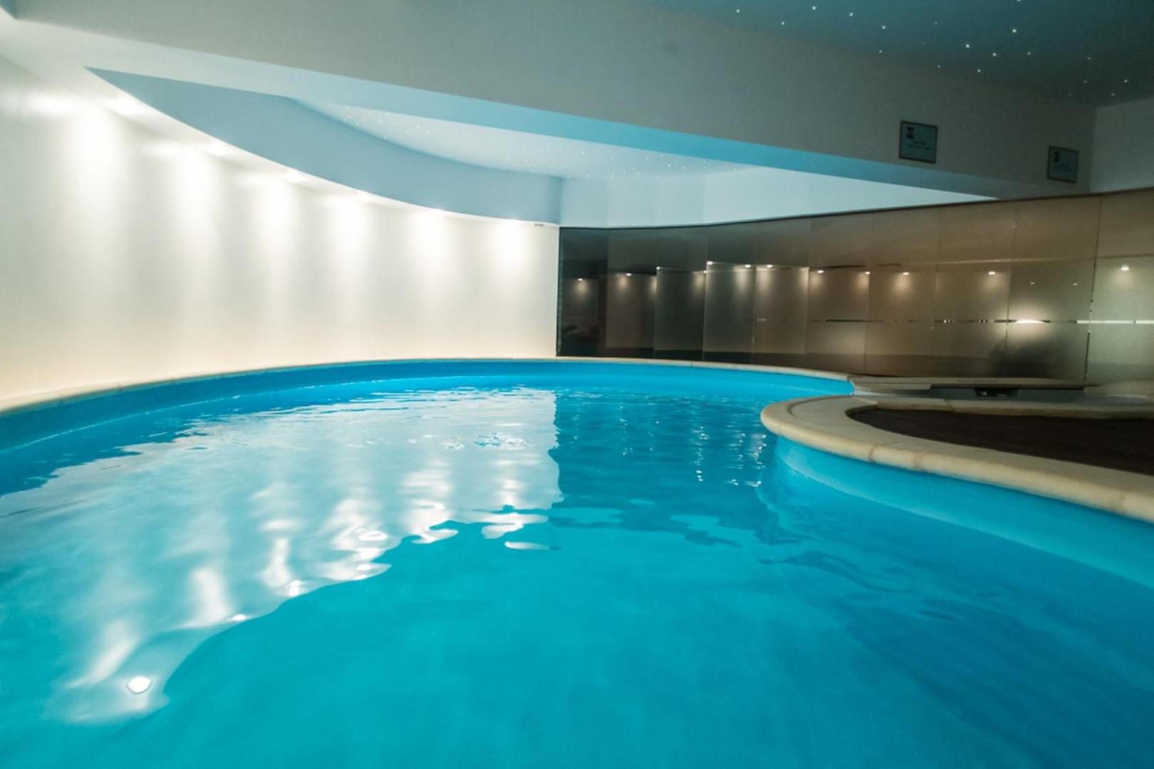 Lux Garden Hotel – piscina interioară din centrul spa Lux Garden Hotel – piscina interioară din centrul spa