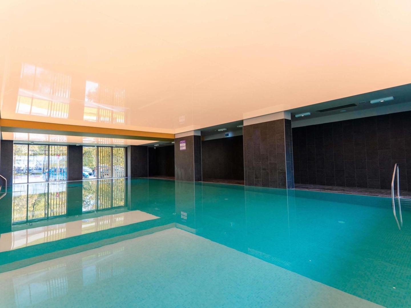Mercure Sibiu Arsenal – piscina interioară încălzită, cu perete vitrat spre exterior