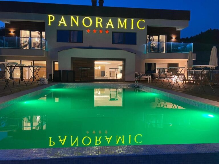Panoramic Colibita - piscina infinity încălzită de pe acoperiș
