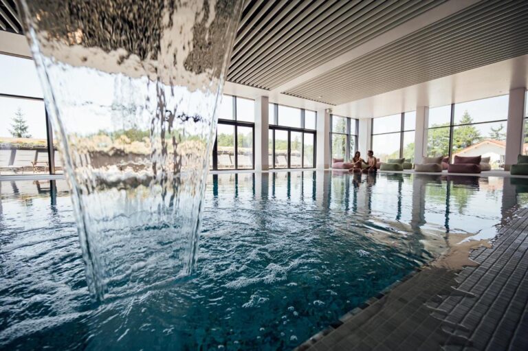Peakture Hotel Balvanyos – piscina interioară încălzită cu perete de sticlă spre pădure