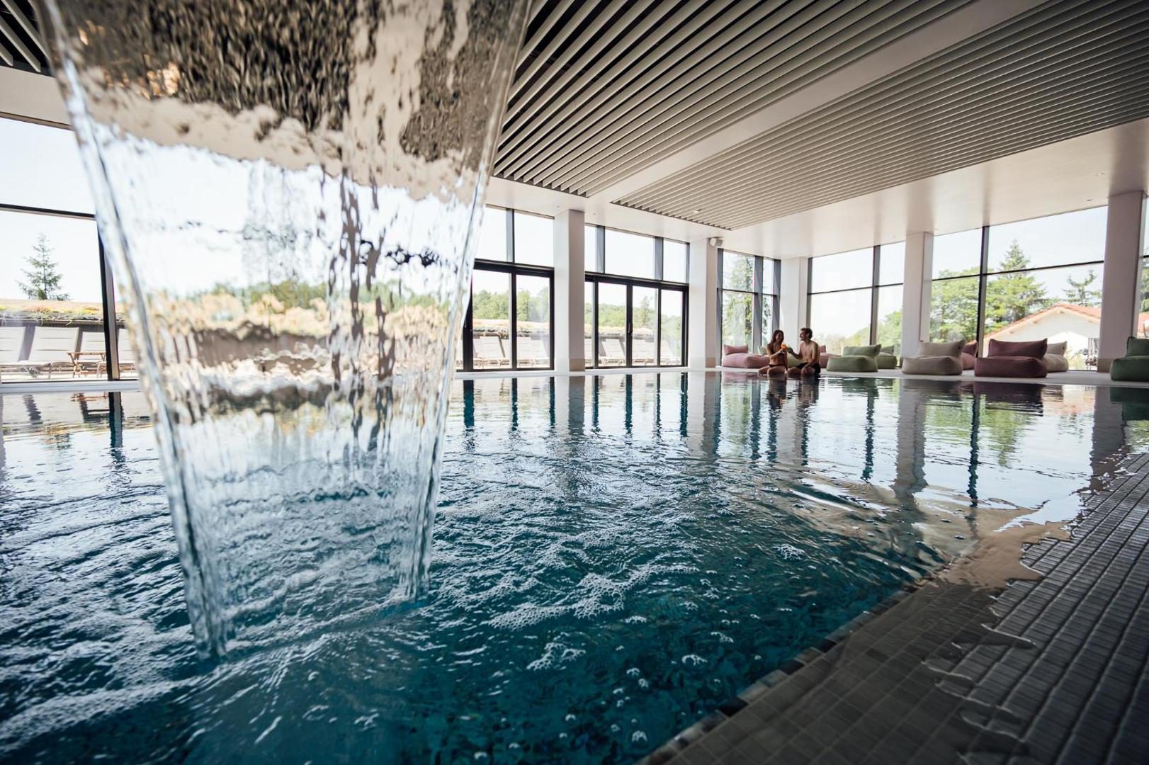 Peakture Hotel Balvanyos – piscina interioară încălzită cu perete de sticlă spre pădure