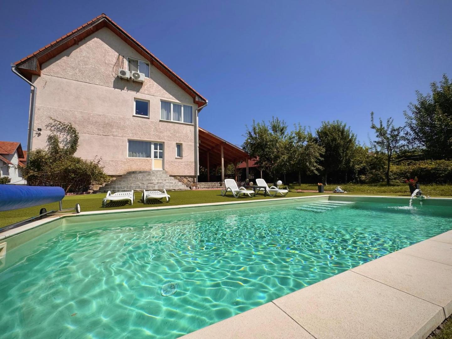 Pensiunea Apolka Panzió – piscina exterioară încălzită din grădina pensiunii